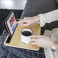 Bandeja de madera con soporte para tablets