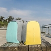 Bobby Compact: la mochila inteligente compacta de colores