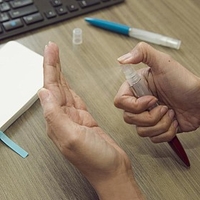 Bolígrafo con spray incorporado