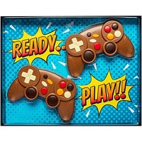 Caja con dos mandos de la play de chocolate