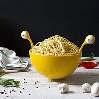 Colador con forma de monstruito