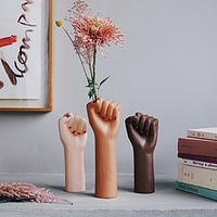 Jarrón con forma de puño de mujer