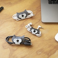 Juego de tres bridas para cables. Gatos