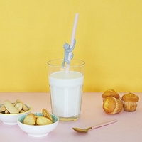 Pajita reutilizable de silicona con un gatito trepando