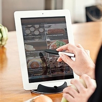 Soporte para la tablet con puntero para la cocina