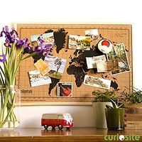 Tablero de corcho con un mapamundi serigrafiado y marco natural