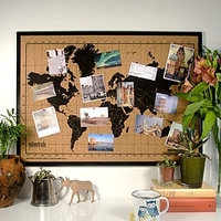 Tablero de corcho con un mapamundi serigrafiado y marco negro