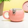 Taza con gatito asomando