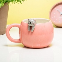 Taza con gatito asomando