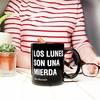 Taza con mensaje Los lunes son una mierda