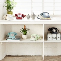 Teléfono retro estilo años setenta con disco de marcar